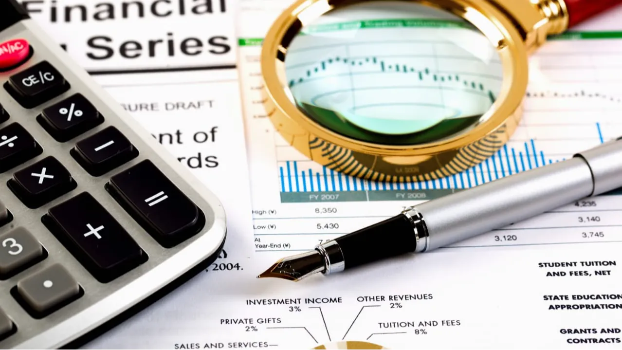 Accounting Software vs. Hiring an Accountant – Which One Saves More?