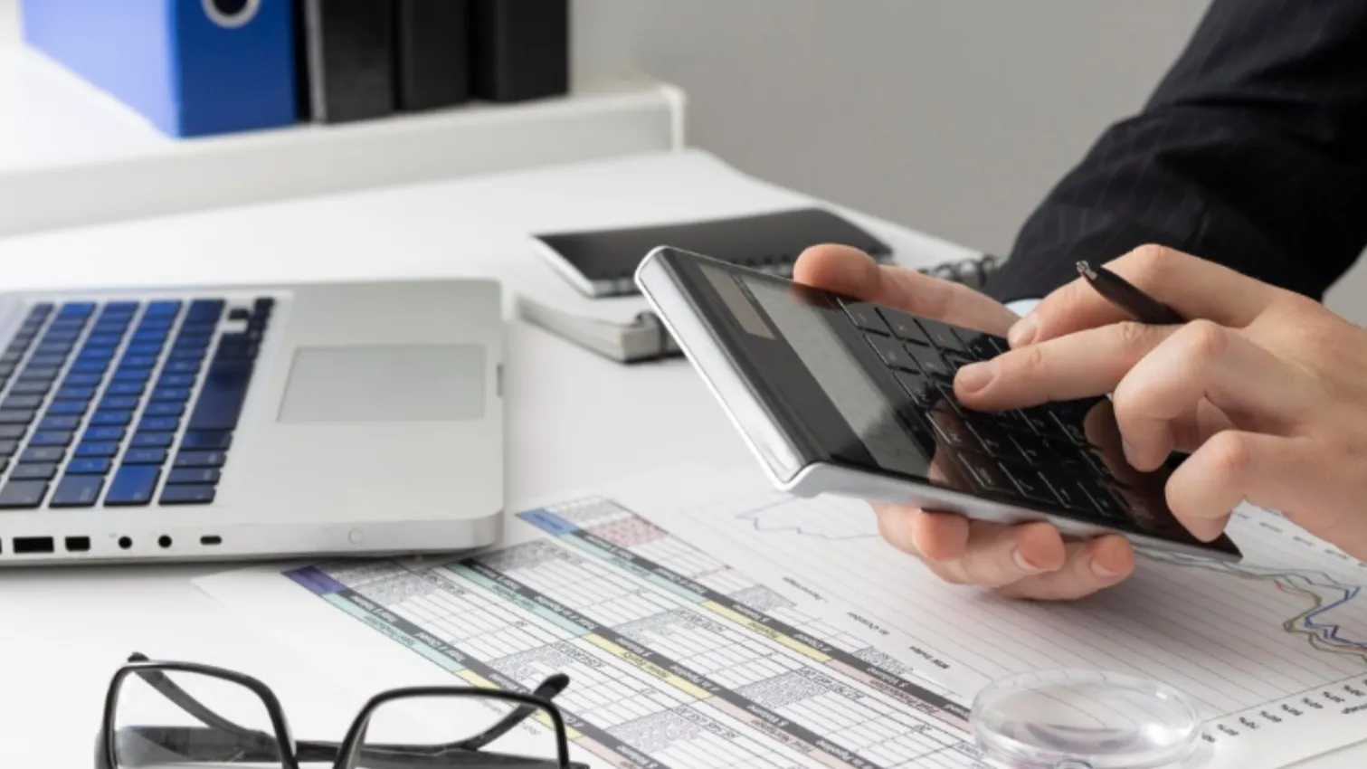 Akuntansi Persediaan untuk E-Commerce: Bagaimana Penilaian Stok Mempengaruhi Margin Keuntungan